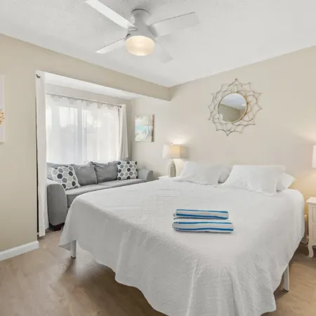 Sunny & Comfy ~ Steps to Siesta Key Beach ~ Pool!