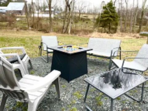 1900’s farmhouse with old country charm.  Six miles to Lake Wallenpaupack 萊克酒店