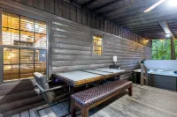 FUN Cabin - Pool Tables, Games, Jacuzzi, Firepit, Hammocks, Sleeps 12! Hotel a McCurtain County