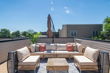 Lux 3Br 2Bath Gem with Free Parking & Private Rooftop Minutes to NYC! Отели рядом со станцией Хобокен-Поезд