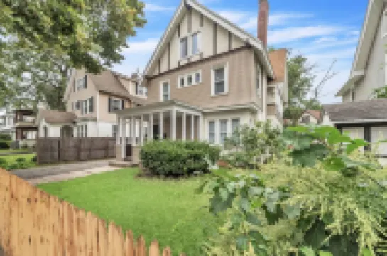 Beautiful 4BR 2 Bathroom House with Parking