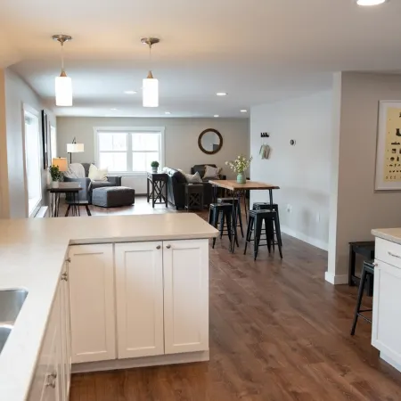 Spacious and Bright Downtown APT with River View
