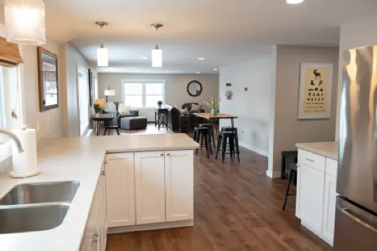 Spacious and Bright Downtown APT with River View