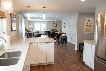 Spacious and Bright Downtown APT with River View