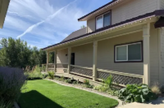 River view & 5 minute walk to downtown!