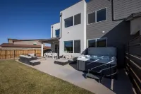 Beautiful New 4 Bedroom Home with views Minutes from Arches