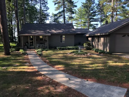 Special: 10% Winter/Spring Discount–Your Four-Season Getaway on West Twin Lake!