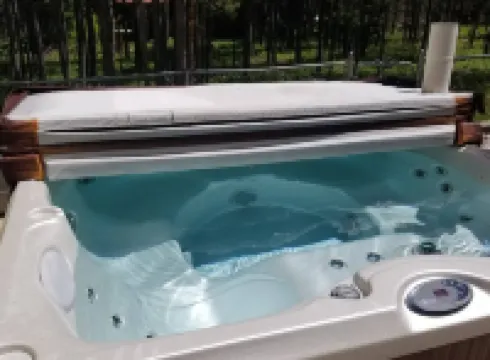 Hot Tub! Cozy beds sleeps 10, Wi-Fi, only 20 miles to West Yellowstone