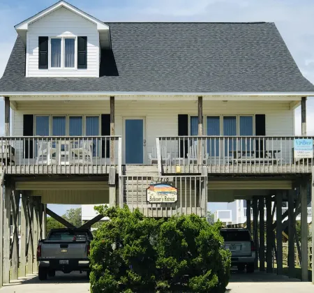 Lovely 4 Bedroom Ocean view house in West Beach