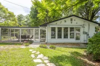 Cozy 2-Bedroom Dunnellon Abode Hotels near KP Hole Park