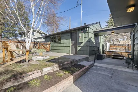 BEST location in Bend! ~HOT TUB!~