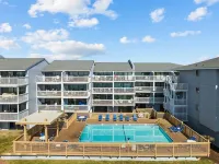 Top Floor Carolina Beach Condo ☀ Private Beach Access ☀ Oceanfront Pool - 2-Star