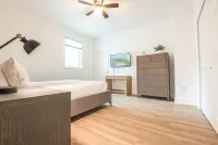 Contemporary Coastal Retreat with 3 Masters, Minutes to beaches