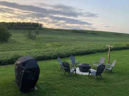 Cozy Vintage farmhouse in walking distance to Faylor Lake disc golf park. Отели в г. Snyder County