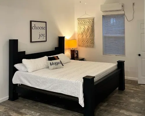 Spacious townhome convenient to everything! Great rates!! ⭐⭐⭐⭐⭐ Hotels in Mena