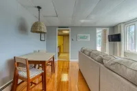 Coastal downtown 1 Bed, 1 Bath, full kitchen w/ harbor view