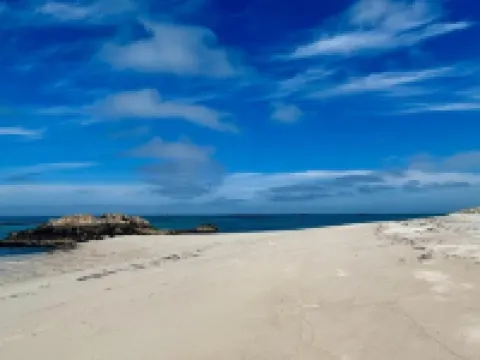 Fishing house in front of the sea. Hotels in Plovan