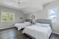 Waterfront Condo, Private Beach, Outdoor/Indoor Pools, & Walkable to Downtown