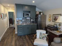 Inlaw apt/guest suite w/full bath for rent during track season