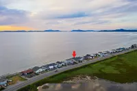 West Beach House - low bank waterfront, with 1 GB WIFI, WFH - NEW hot tub! - Wifi
