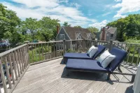 Spacious 5 BR, 4 BA home, a block fr Harbor, near World Class dining, shopping