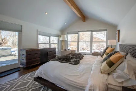 Minturn River Cabin with Hot Tub and NEW Air Conditioning Отели в г. Минчерн