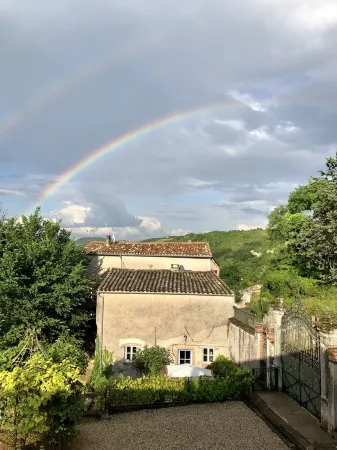 Rustic simplicity, comfort, sublime views and spectacular pool!