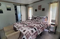 Charlie's Woodside Getaway-4 miles from the Dells!