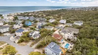 Oceanside home, 3 min walk to beach with Private Pool and Hot Tub!