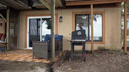 Condo with Deep water views in Beaufort SC Отели в г. Порт Ройал