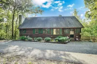 Cozy 2 bedroom cabin with hot tub and 2 fireplaces Smoky Mountain Knife Works附近的飯店
