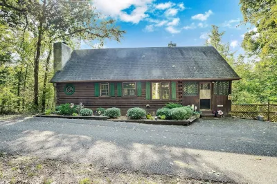 Cozy 2 bedroom cabin with hot tub and 2 fireplaces Hotels near Belk