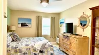 Unit #216 Minutes to the beach! So cute & spacious w/ peek a boo view of Gulf! Hotel a Redington Beach