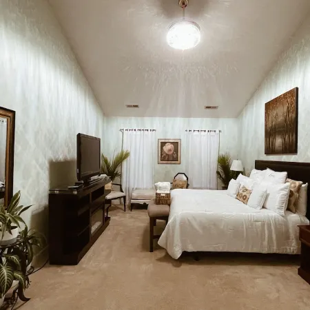 ZenCaza: Perfect Blend of Retreat and Getaway-Prime 5-Bed with Lux King Ensuite
