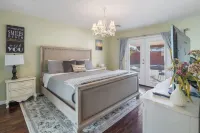 Fire Pit & Hot Tub Near Tempe Attractions