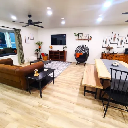 Beautiful, Cozy, and Spacious home- 3 mins from downtown