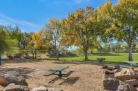 Serene Vacation Home - Trails, Golf & Dining!