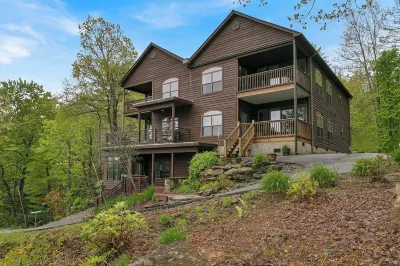 Lux 3Br Mtn Home with Incredible View of Falls and designer furnishings
