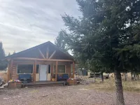 Charming 2-bedroom cabin with bonus loft, pet-friendly in Seeley Lake