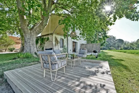 La Maison de Campagne , in Provence Gîte with swimming pool and bicycles Отели в г. Бокер