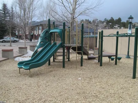 Hip, Gorgeous and Spacious Loft Condo in Downtown Estes Park on Parade Route Отели рядом с достопримечательностью «MacGregor Ranch Museum»