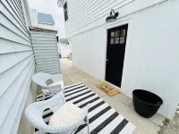 Beautiful NEW Beach Block Apartment - Walk Everywhere!