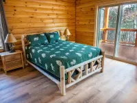 Cozy log cabin with Lakefront and Private Dock Hotels in Caldwell County