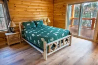 Cozy log cabin with Lakefront and Private Dock
