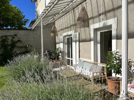 Charming old house at the gates of Lyon Отели в г. Сен-Дидье-О-Мон-д'Ор