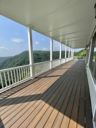 Mountain House located on Blue Ridge Parkway Отели рядом с достопримечательностью «Нью Ривер трейл Стейт Парк, Клиффвью Аксесс»