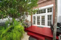 Southern Escape at Truman Annex - 2 Bed / 2.5 Bath with Parking & Shared Pool - Bungalows