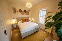 Jungalow Bungalow w/hot tub right across from WWU, close to downtown and shops!