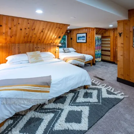 Pine Tree Hideaway with flat property/parking