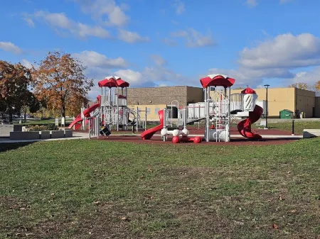 Nostalgic Retro Cottage, Blocks Away from Mississippi River. Full Fenced in Yard